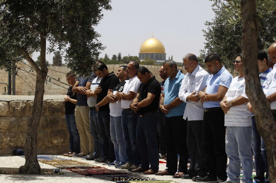 Kisah miris warga Palestina salat Jumat dikawal militer Israel