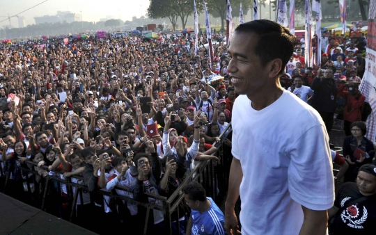 Salam dua jari Jokowi sapa ribuan warga Ibu Kota di Monas