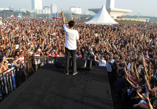 Salam dua jari Jokowi sapa ribuan warga Ibu Kota di Monas