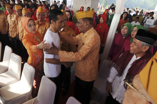 Salam dua jari Jokowi sapa ribuan warga Ibu Kota di Monas