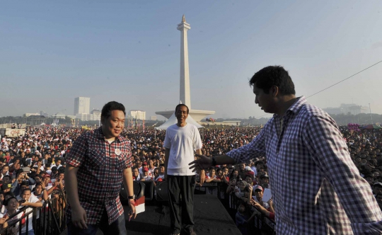 Salam dua jari Jokowi sapa ribuan warga Ibu Kota di Monas