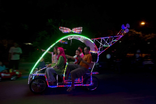 Warna-warni becak lampu hiasi suasana malam di Solo