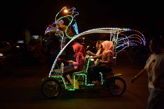 Warna-warni becak lampu hiasi suasana malam di Solo