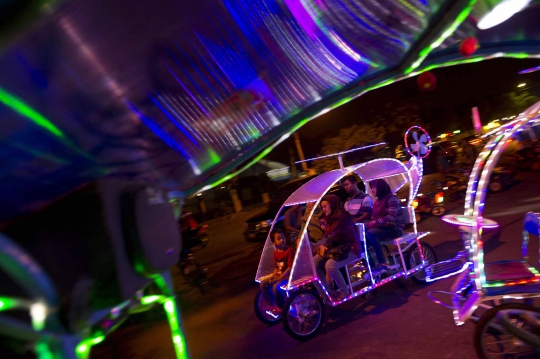 Warna-warni becak lampu hiasi suasana malam di Solo