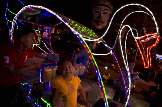 Warna-warni becak lampu hiasi suasana malam di Solo