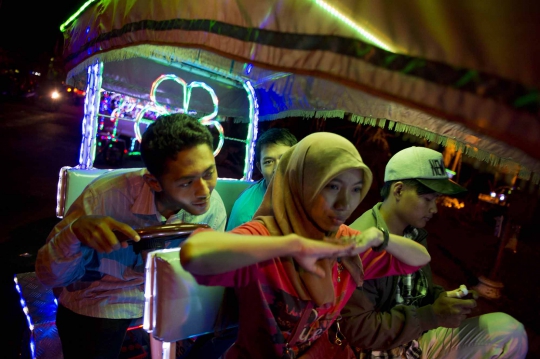 Warna-warni becak lampu hiasi suasana malam di Solo