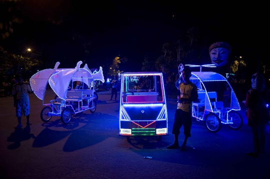 Warna-warni becak lampu hiasi suasana malam di Solo