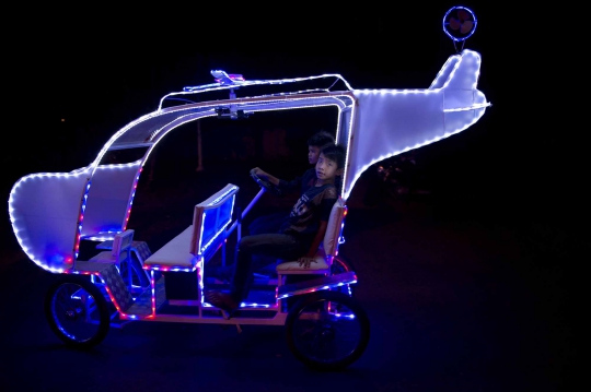 Warna-warni becak lampu hiasi suasana malam di Solo