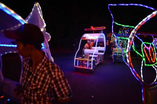 Warna-warni becak lampu hiasi suasana malam di Solo