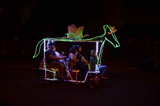 Warna-warni becak lampu hiasi suasana malam di Solo