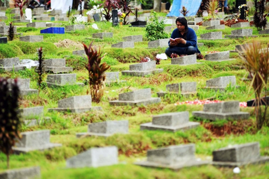 Ziarah kubur jelang memasuki bulan suci Ramadan