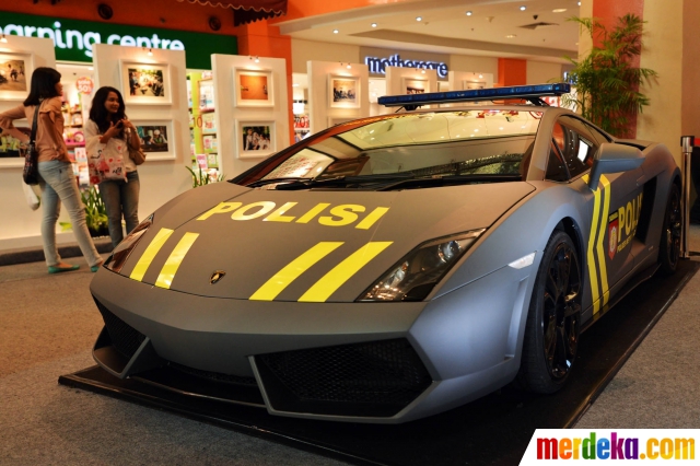 Foto Dua Lamborghini polisi mejeng di Mal Kelapa Gading 