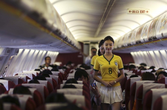Meriahkan Piala Dunia, pramugari di China pakai baju bola