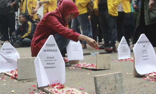 Gagal gelar silaturahmi, aktivis 98 tabur bunga di Kemenpora