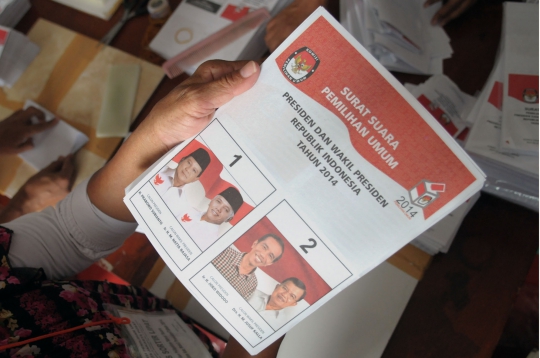 Melihat penyortiran surat suara Pilpres 2014