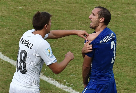 Ini bahu Chiellini yang jadi korban gigitan Luis Suarez