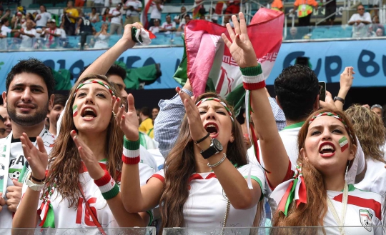 Antusias suporter cantik warnai laga Iran vs Bosnia-Herzegovina