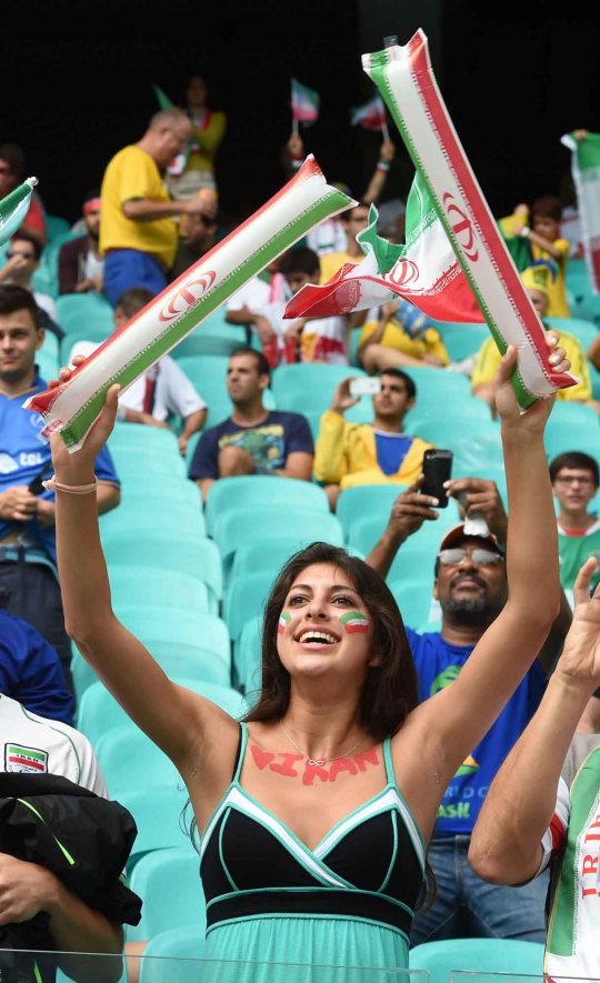 Antusias suporter cantik warnai laga Iran vs Bosnia-Herzegovina