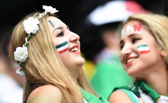 Antusias suporter cantik warnai laga Iran vs Bosnia-Herzegovina