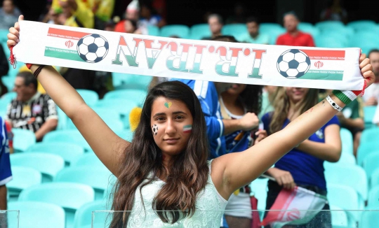 Antusias suporter cantik warnai laga Iran vs Bosnia-Herzegovina