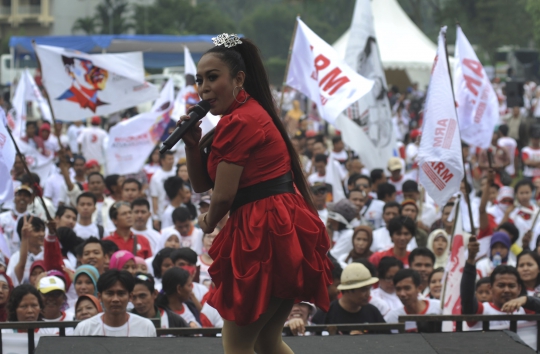 Aksi pedangdut hibur para relawan Jokowi di Senayan