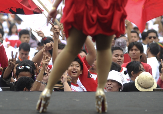 Aksi pedangdut hibur para relawan Jokowi di Senayan