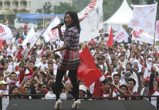 Aksi pedangdut hibur para relawan Jokowi di Senayan