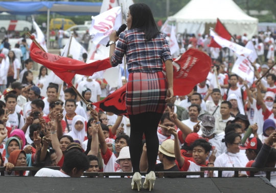 Aksi pedangdut hibur para relawan Jokowi di Senayan