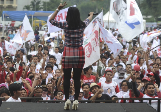 Aksi pedangdut hibur para relawan Jokowi di Senayan