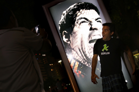 Poster Luis Suarez jadi bahan ledekan turis di Brasil