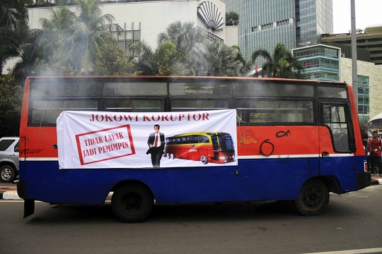 Demo Jokowi, puluhan mahasiswa nekat bakar metromini di HI