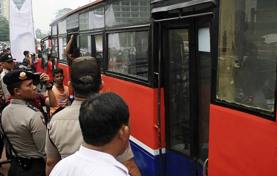 Demo Jokowi, puluhan mahasiswa nekat bakar metromini di HI