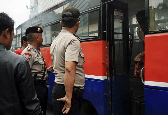 Demo Jokowi, puluhan mahasiswa nekat bakar metromini di HI