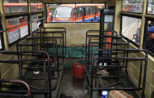 Demo Jokowi, puluhan mahasiswa nekat bakar metromini di HI