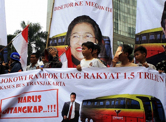 Demo Jokowi, puluhan mahasiswa nekat bakar metromini di HI