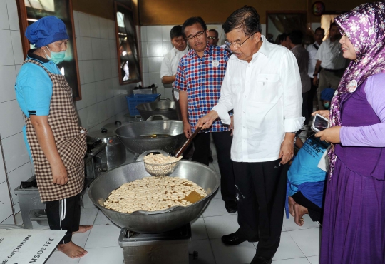 Kampanye di Kalimantan, JK jadi tukang goreng kerupuk Amplang