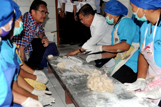 Kampanye di Kalimantan, JK jadi tukang goreng kerupuk Amplang