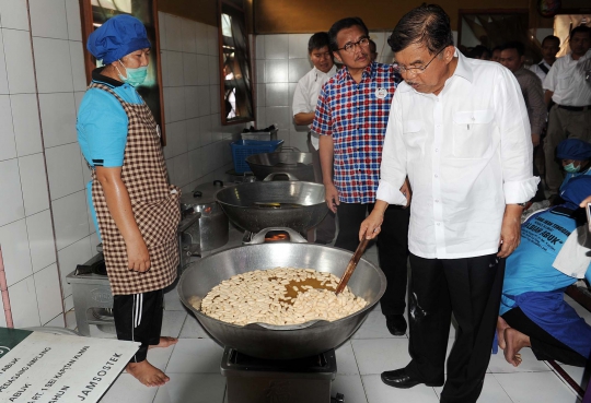 Kampanye di Kalimantan, JK jadi tukang goreng kerupuk Amplang