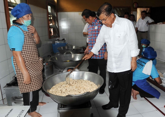 Kampanye di Kalimantan, JK jadi tukang goreng kerupuk Amplang