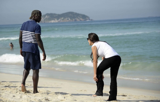 Mengintip kemesraan Sagna dan keluarga saat bermain di pantai