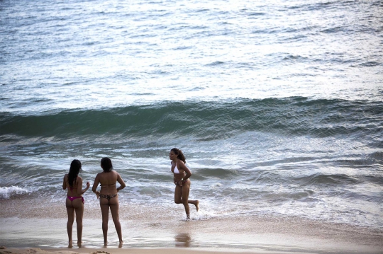Mengintip kegiatan wanita-wanita seksi bermain di pantai Brasil