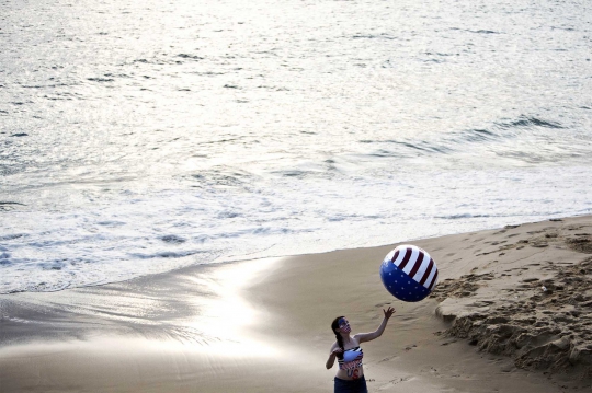 Mengintip kegiatan wanita-wanita seksi bermain di pantai Brasil