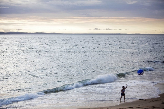 Mengintip kegiatan wanita-wanita seksi bermain di pantai Brasil