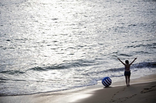 Mengintip kegiatan wanita-wanita seksi bermain di pantai Brasil