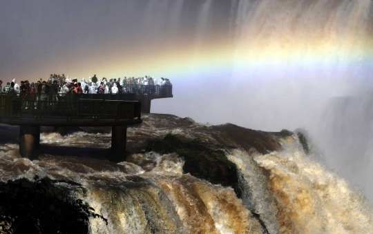 Melihat indahnya pelangi yang hiasi Air Terjun Iguazu