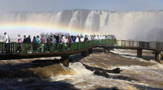 Melihat indahnya pelangi yang hiasi Air Terjun Iguazu