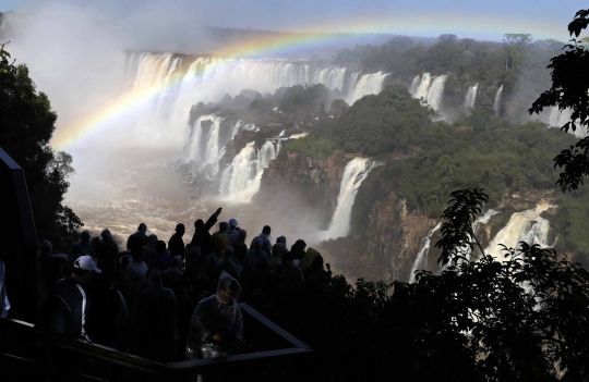 Melihat indahnya pelangi yang hiasi Air Terjun Iguazu