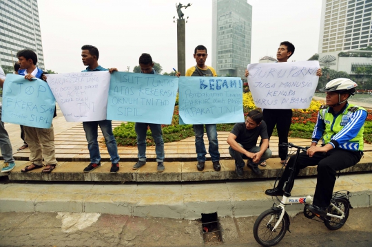 Aksi solidaritas untuk juru parkir Monas yang dibakar oknum TNI