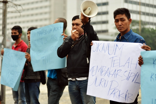 Aksi solidaritas untuk juru parkir Monas yang dibakar oknum TNI