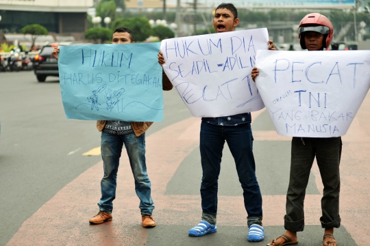 Aksi solidaritas untuk juru parkir Monas yang dibakar oknum TNI